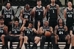 总冠军之师？马刺队拍摄全家福 全队氛围融洽